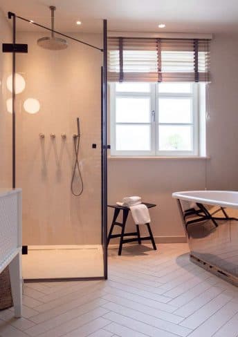 Freistehende Badewanne im Bad der Suite Sechs
