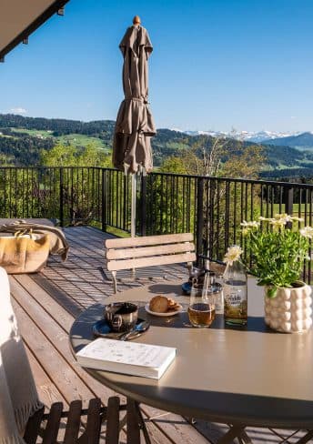 Terrasse der Suite Drei mit Sonnenliegen und Alpenblick